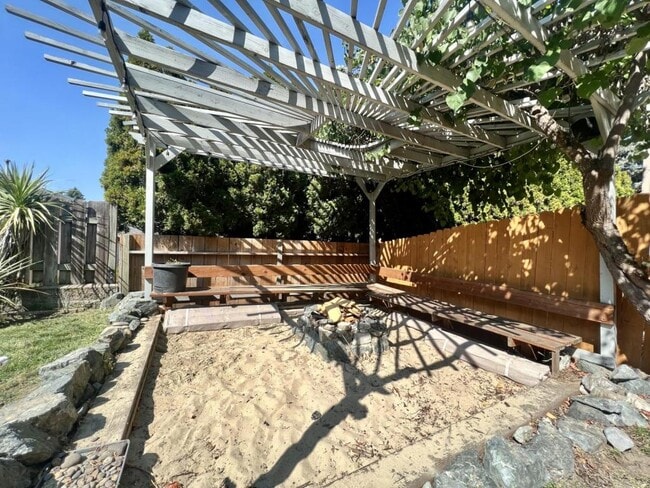 Building Photo - 1062 Thelma Way