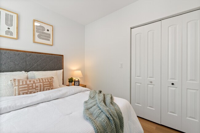 Building Photo - 1650 W Roscoe St