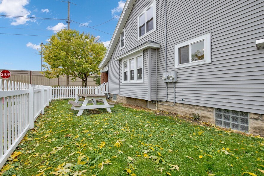 Building Photo - 3124 S Ellen St