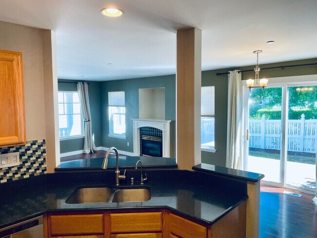 Building Photo - 3 Bedroom DuPont Home for Rent