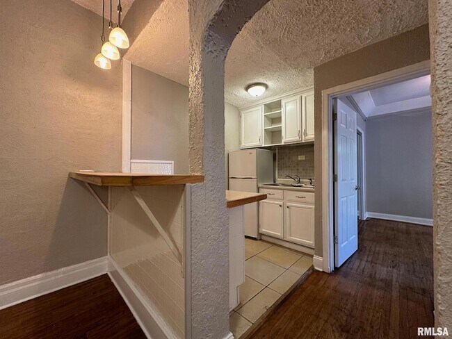 Building Photo - 333 S Douglas Ave