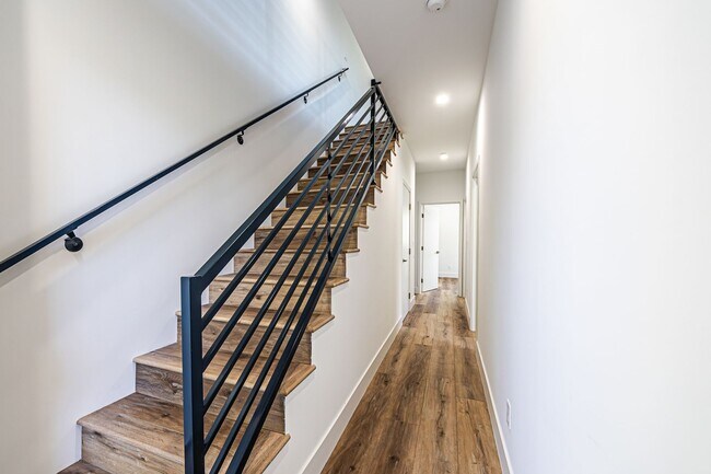 Building Photo - 4445 Auckland Ave