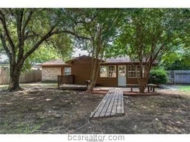 Building Photo - Updated 4 Bed, 2 Bath with Spacious Rooms!