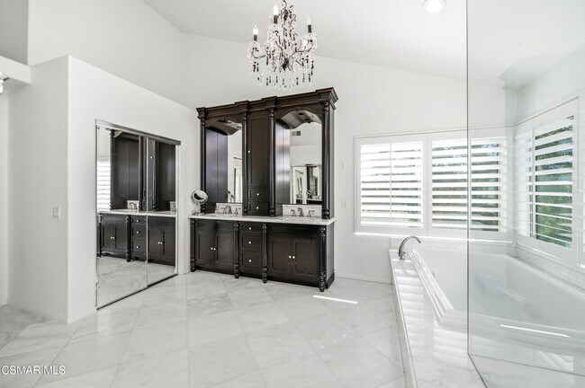 Building Photo - 2670 Grandoaks Dr