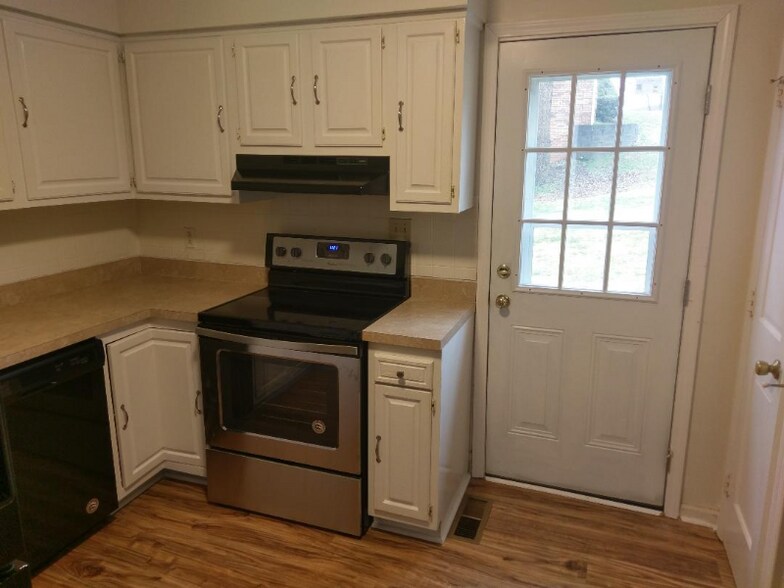 Building Photo - 255 Meadowview Dr