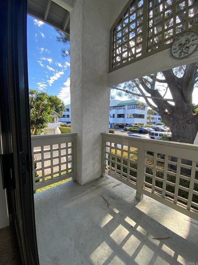 Building Photo - 520 Via De La Valle