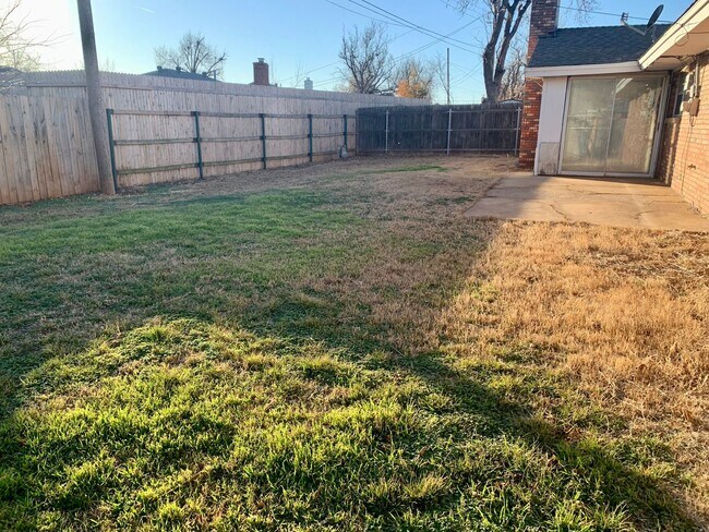 Building Photo - 2716 Chaucer Dr