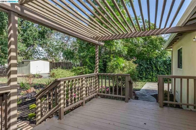 Building Photo - 884 Ruth Dr