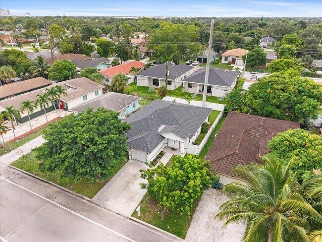 Building Photo - 2848 NW 9th Pl