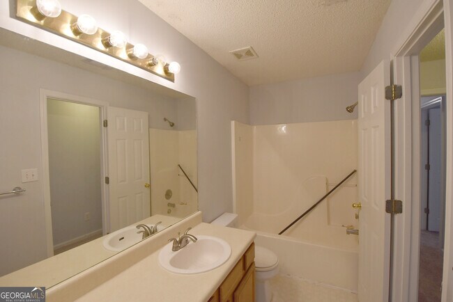 Building Photo - 147 S Fairfield Dr