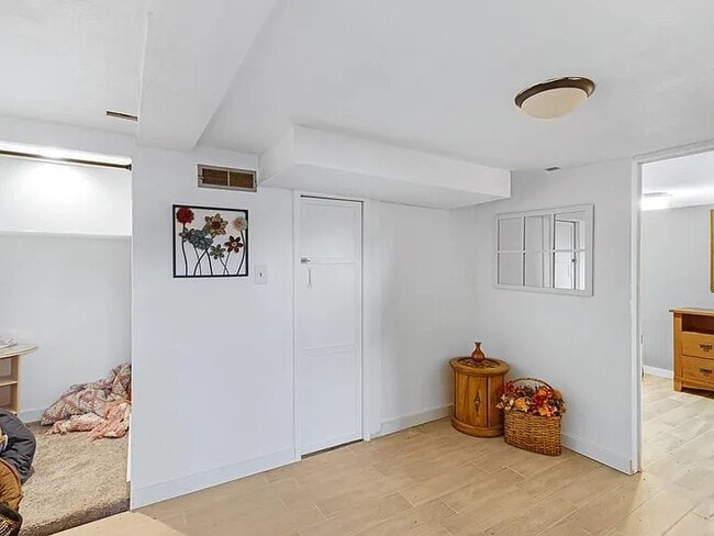 Building Photo - 2731 E Orman Ave