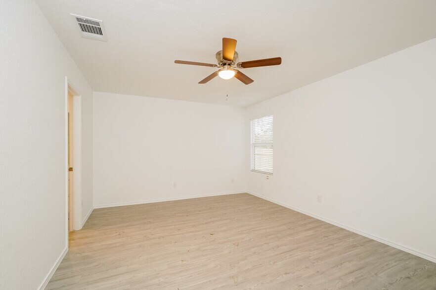 Building Photo - 13910 Reservoir Dr