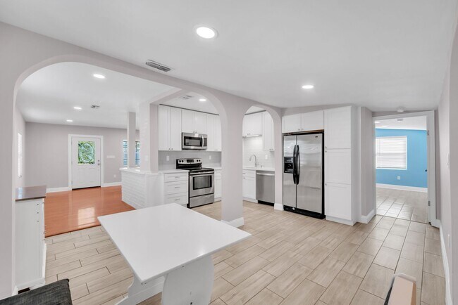 Building Photo - Charming & Deceptively Spacious 4BR Home in South Seminole Heights – Fully Renovated!