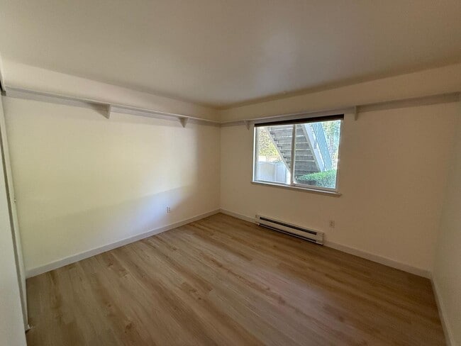 Building Photo - Two Bedroom Two Bathroom In Mountlake Terrace