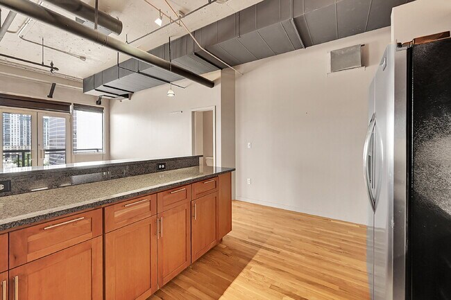 Building Photo - $2,000, 1 bed, 1.5 bath located in downtow...