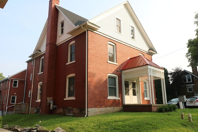 Building Photo - Two bedroom apartment near engineering and science buildings, 4 blocks from campus