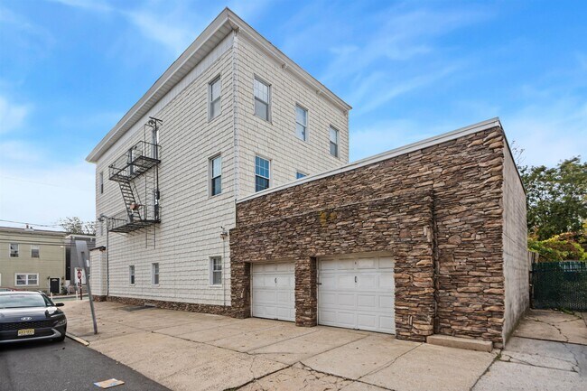 Building Photo - 70 South St