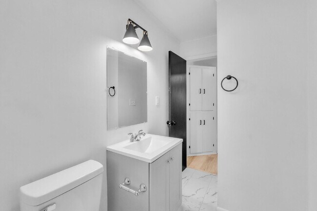 Building Photo - Updated 2-Bedroom 1-Bathroom Duplex in Spartanburg with Modern Finishes and Convenient Location!