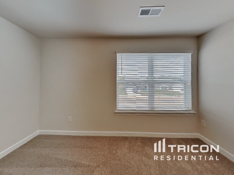 Building Photo - 3326 Quintana Dr