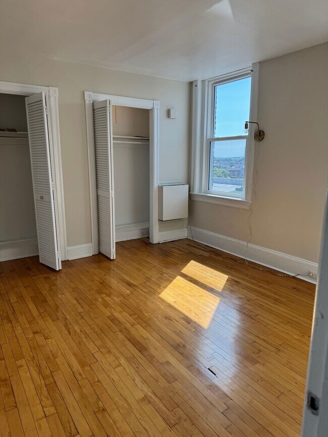 Building Photo - 1008 Spruce St