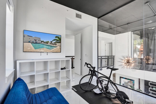 Building Photo - 365 SE 6th Ave