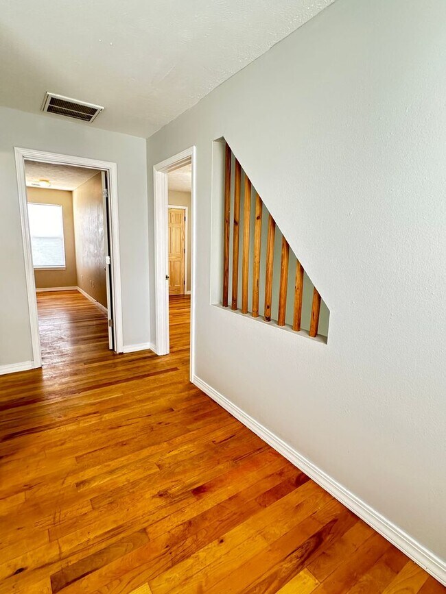Building Photo - This 3 Bedroom Basement Duplex in Ozark is...