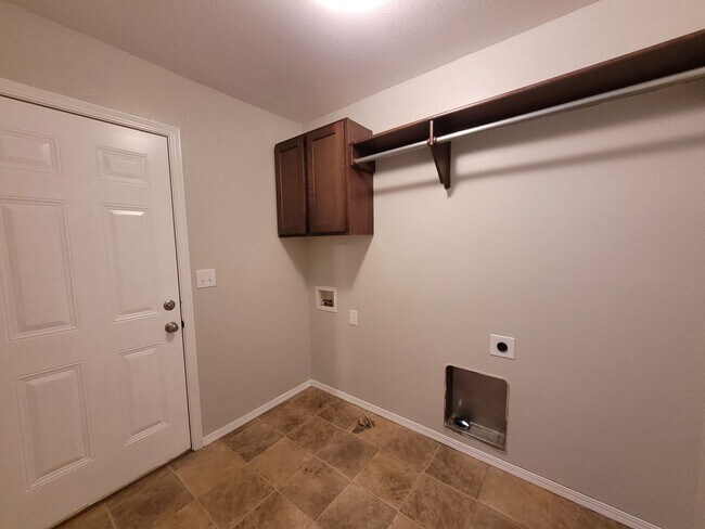Building Photo - $1575 - 4 bedroom/ 2 bathroom - Gorgeous q...