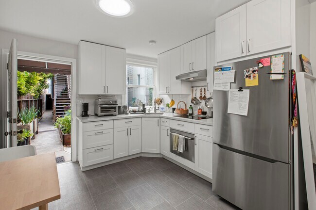 Building Photo - 32A Landers St