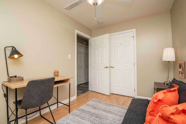 Building Photo - Knoxville 37916 - 3 bedroom, 2 bath condo in UT area, Short term rental considered @ $3400 a mont...