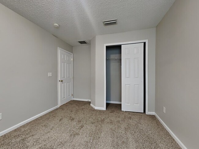 Building Photo - 4-bed, 2-bath home in Sheffield Oaks