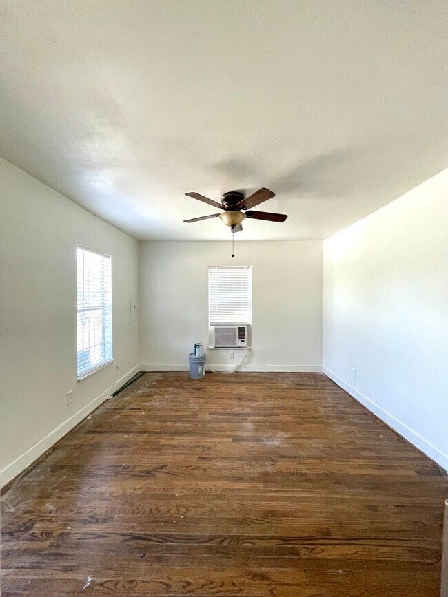 Building Photo - Cedar Crest Home 2 Bed, 1 Bath with Studio...