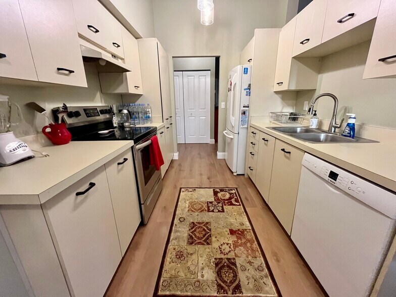 Building Photo - 2840 W Rainbow Cir