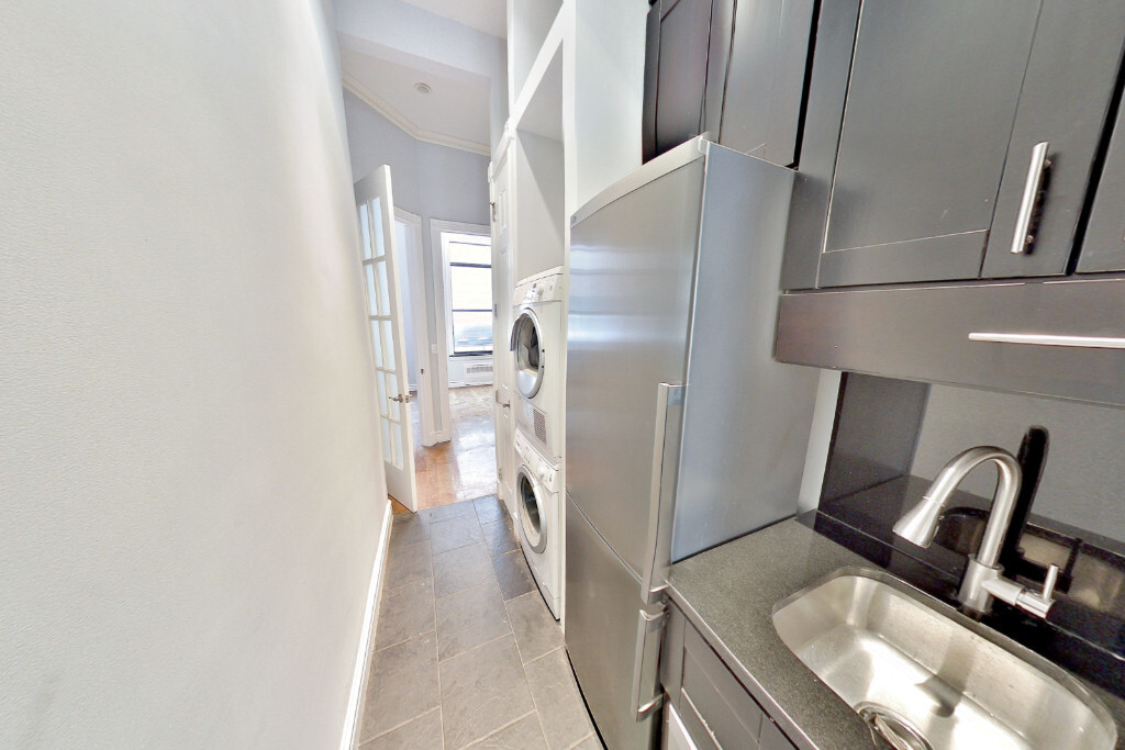 Building Photo - 424 W 51st St