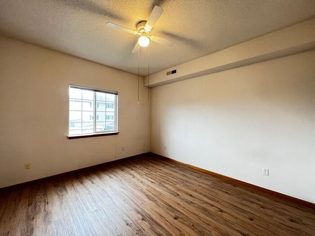 Building Photo - $1,195 | 2 Bedroom, 1 Bathroom Condo | No ...