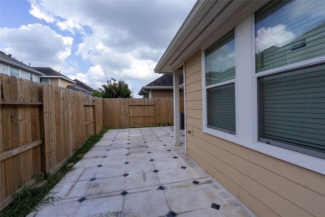 Building Photo - 6442 Wilshire Lakes