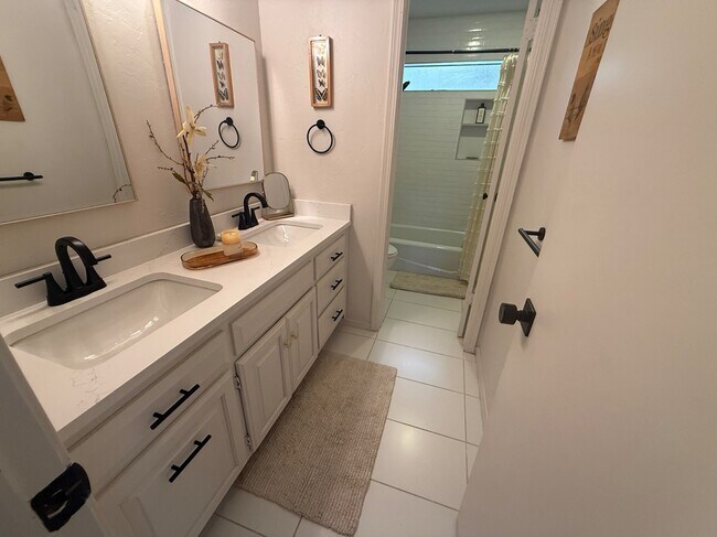 Building Photo - 1925 Bunting Ct