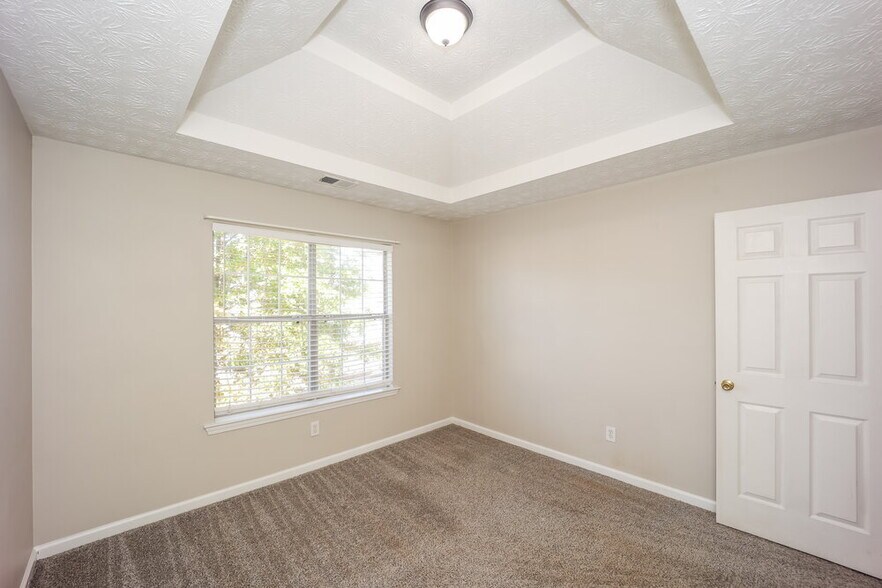 Building Photo - 275 Vaness Dr