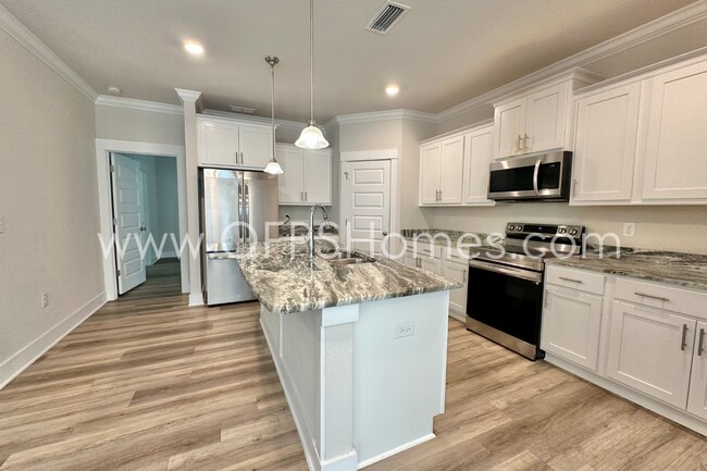 Building Photo - Pensacola 4/2 AVAILABLE NOW