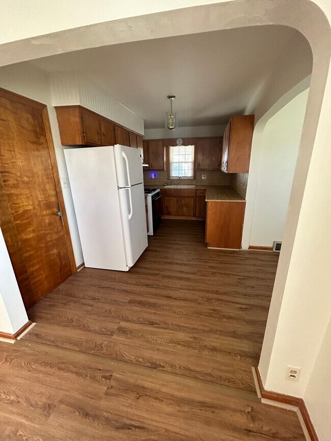 Building Photo - 122S