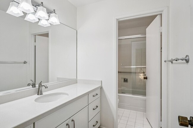 Building Photo - Luxury 3-Level Townhome in Highly Desirable Sharon Heights Neighborhood