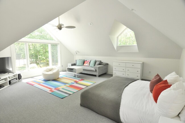 Building Photo - Seasonal Rental : EH Contemporary with Pool & Private Tennis