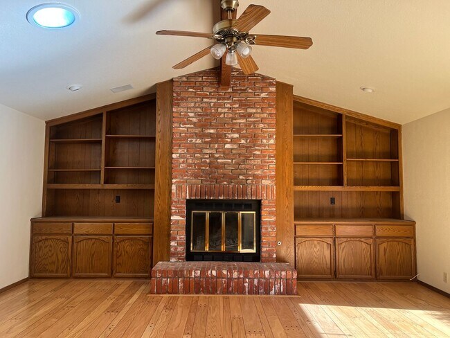 Building Photo - 3 BEDROOM/2 BATH EAST ROSEVILLE BEAUTY W/P...