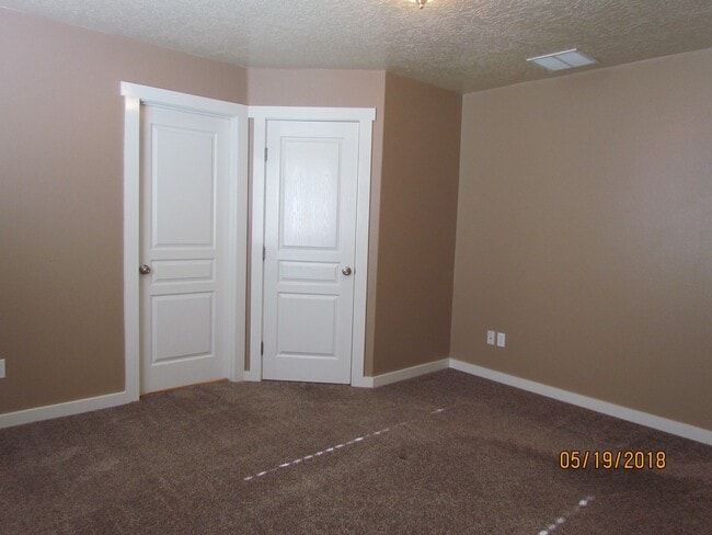 Building Photo - 4 bedroom 2 bath + Bonus Room home and nei...