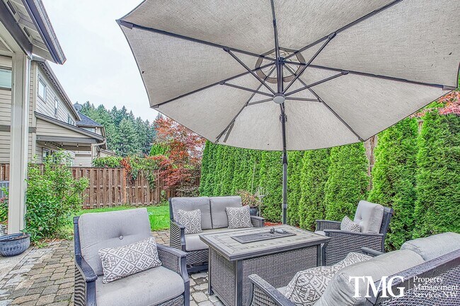 Building Photo - Spacious 4 BD Home with Private Backyard &...