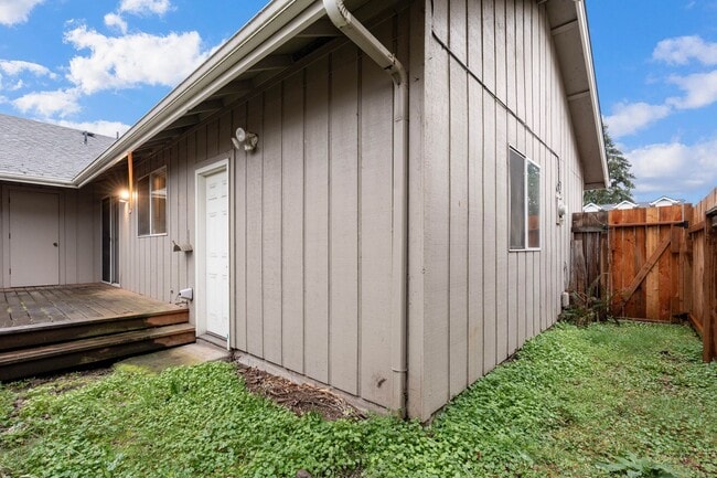 Building Photo - Large 2 bedroom 2 bathroom duplex with garage! $500 OFF YOUR FIRST MONTH’S RENT!