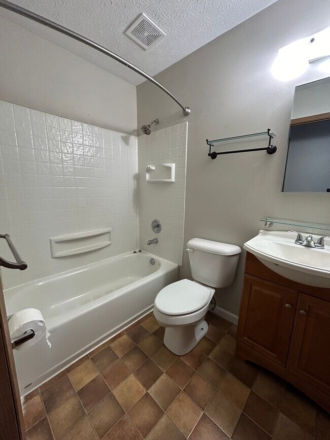 Building Photo - Beautiful 3 Bedroom Duplex with Garage and Full Basement