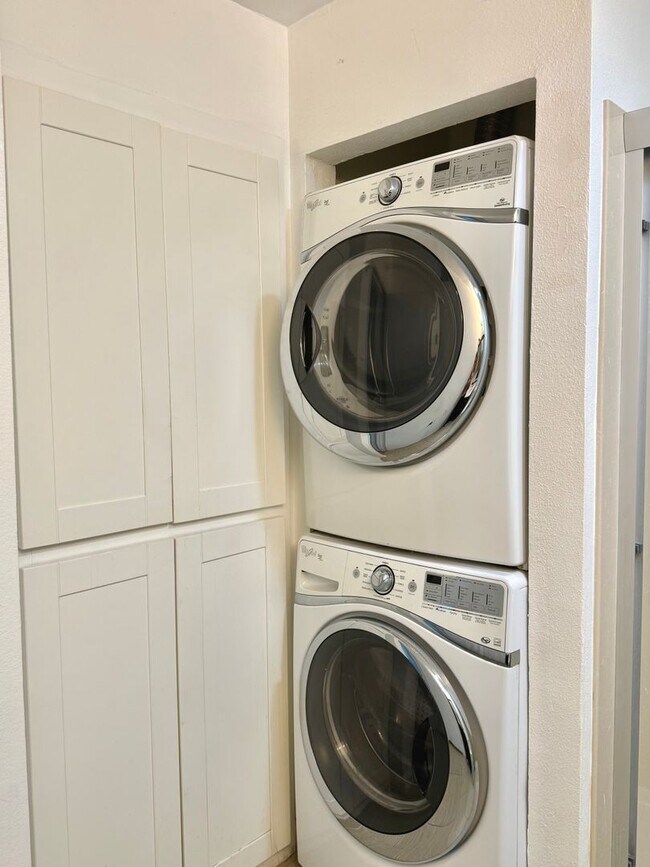 Building Photo - $2,350 / 1 BEDROOM CONDO - PRIME LOCATION!