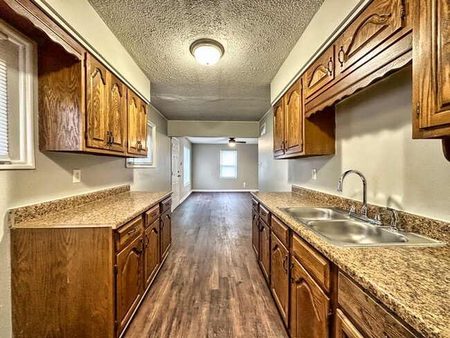 Building Photo - 3 bed 1 bath located on the East Side