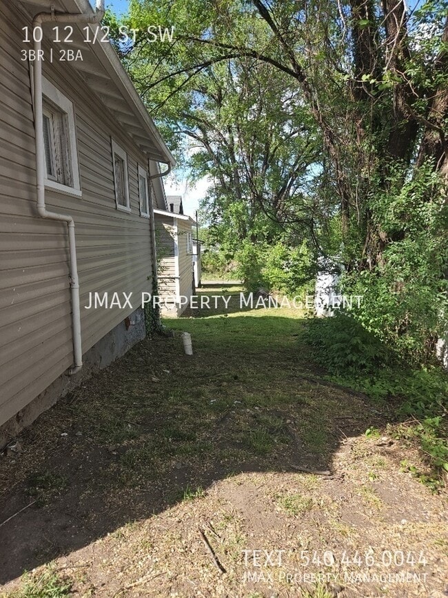 Building Photo - 10-12 1/2 12 1/2 St