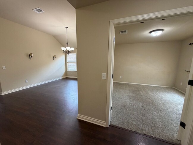 Building Photo - Beautiful and Cozy 3bed/2bath with an Office Available in North Norman!
